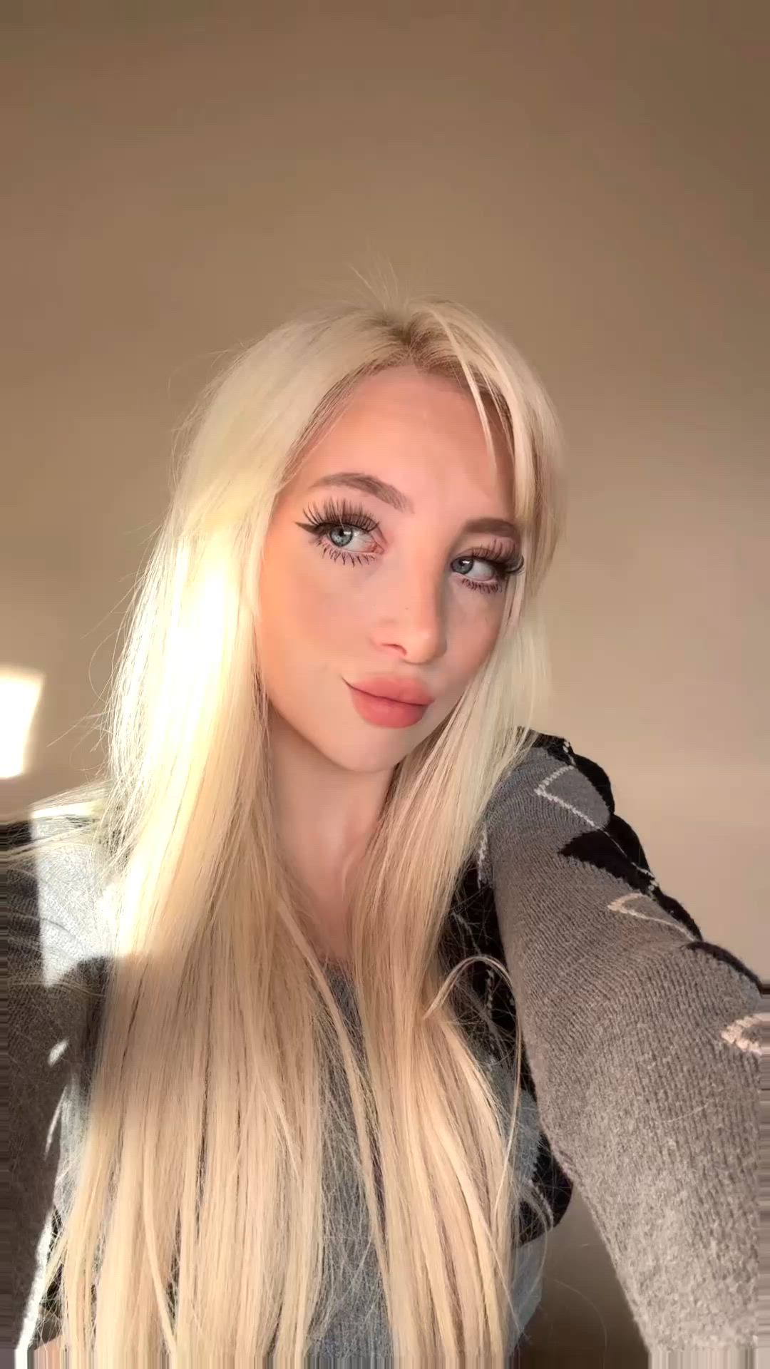 Blonde Fart Short Video #8519 video thumbnail